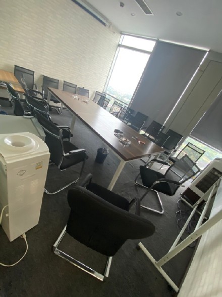 西安辦公設(shè)備回收:辦公家具，員工位，會(huì)議  　　桌，老板臺(tái)，保險(xiǎn)柜